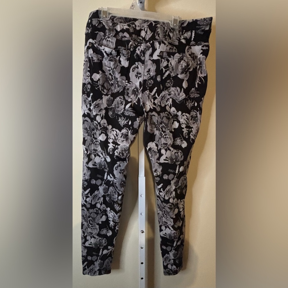 Floral Black and Gray Printed Jeggins
